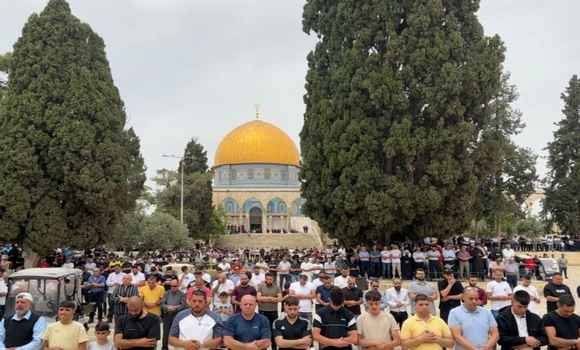 حوالي 40 آلف فلسطيني يؤدون صلاة الجمعة في المسجد الأقصى المبارك