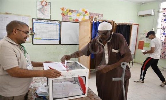 رئاسيات : إقبال متزايد للناخبين على مكاتب الاقتراع بجنوب البلاد