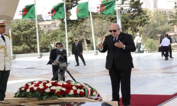 Le président de la République se recueille à la mémoire des martyrs de la Guerre de libération nationale