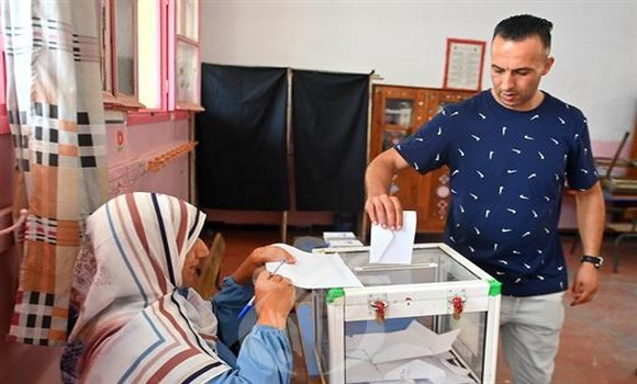 Présidentielle: affluence des électeurs vers les centres de vote dans l’Ouest du pays