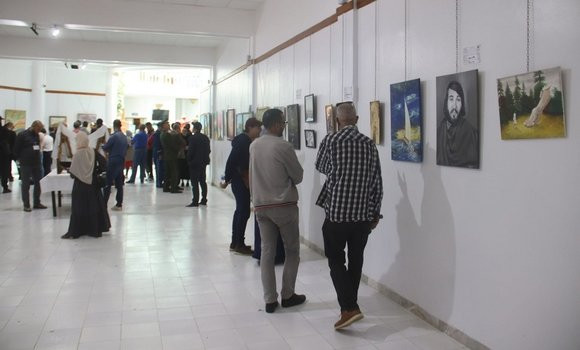 Salon national des arts plastiques à Jijel: des dizaines de toiles ornent le hall de la maison de la culture « Omar-Oussedik »