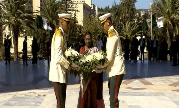 La présidente de la République de l’Inde se recueille à la mémoire des martyrs de la glorieuse Guerre de libération nationale