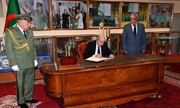 Le président de la République signe le livre d’or du musée du Complexe sportif militaire