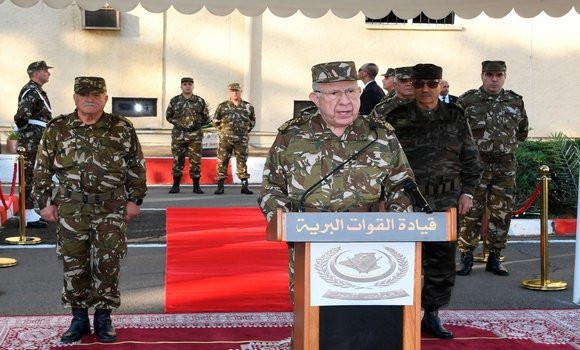 Le Général d’Armée Chanegriha préside la cérémonie d’installation officielle du nouveau Commandant des Forces terrestres   