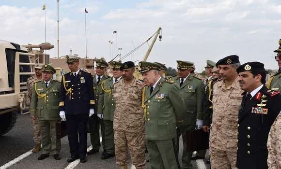 Le Général d’Armée Chanegriha se rend à l’exposition des hydrocarbures et du gaz et à la 15e Brigade blindée au Koweït