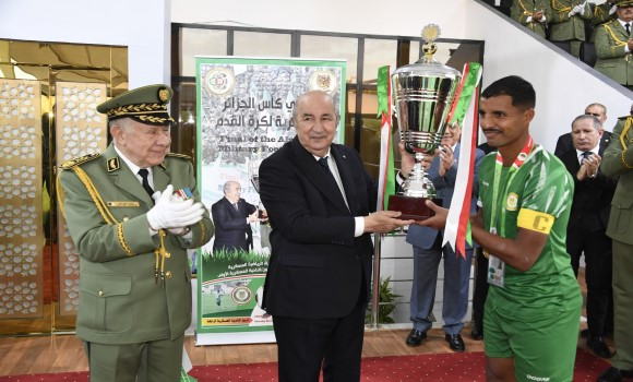 Coupe militaire d’Algérie : le président de la République remet le trophée au capitaine de l’équipe de la 1ère région militaire