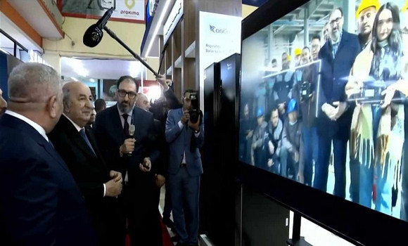 Le président de la République visite les différents stands de la 32e Foire de la production algérienne