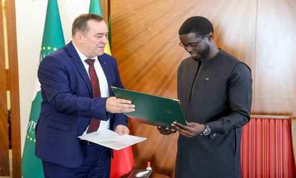 En qualité d’envoyé spécial du président de la République, le ministre de la Communication reçu à Dakar par le président sénégalais