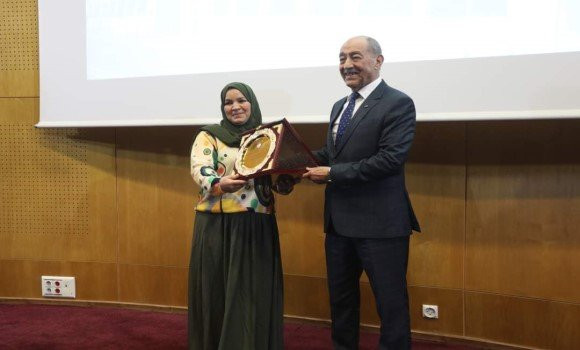 Cour constitutionnelle: distinction de Dr. Zahra Kilali, lauréate du concours « Meilleure thèse de doctorat » en langue arabe au niveau africain