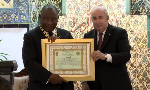 Le Président de la République décore son homologue d’Afrique du Sud, pays frère, de la médaille de l’Ordre du mérite national « Athir »