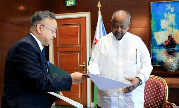 Baddari remet une lettre du président de la République au président de Djibouti