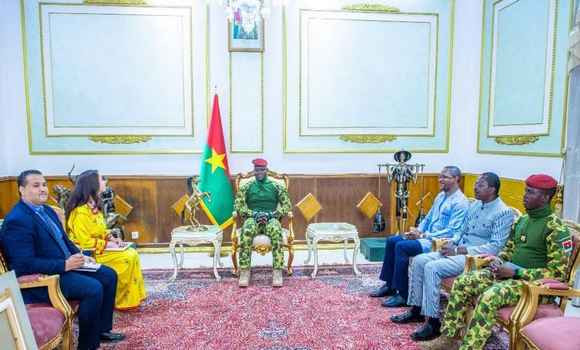 Mme Mansouri reçue par le président du Burkina Faso et lui transmet un message du président de la République